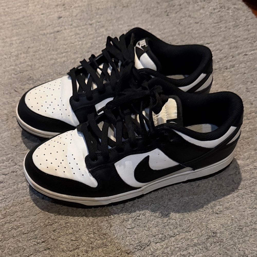 Nike Men's Black and White Low-Top Sneakers